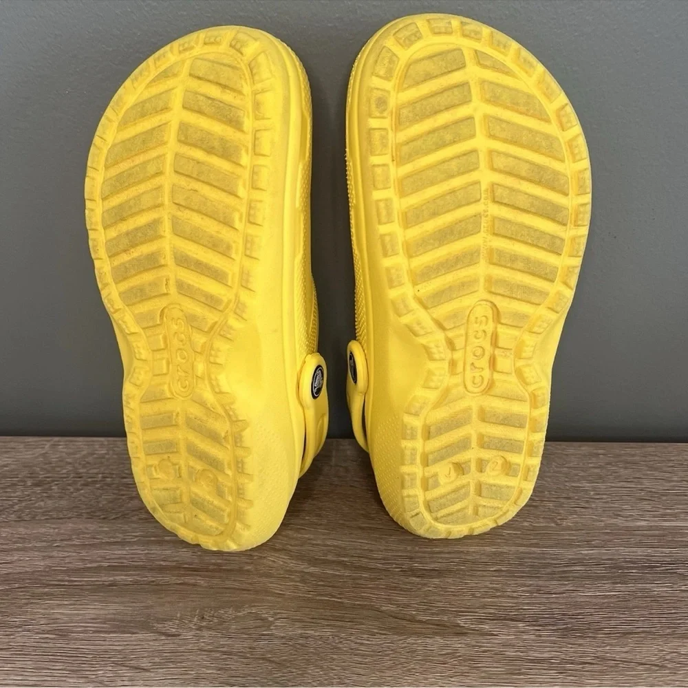 Crocs Youth J2 Fleece-Lined Classic Clogs Yellow | Kids Slip-On Shoes - Picture 7 of 7